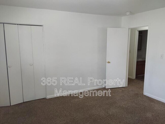 Building Photo - 717 39th St