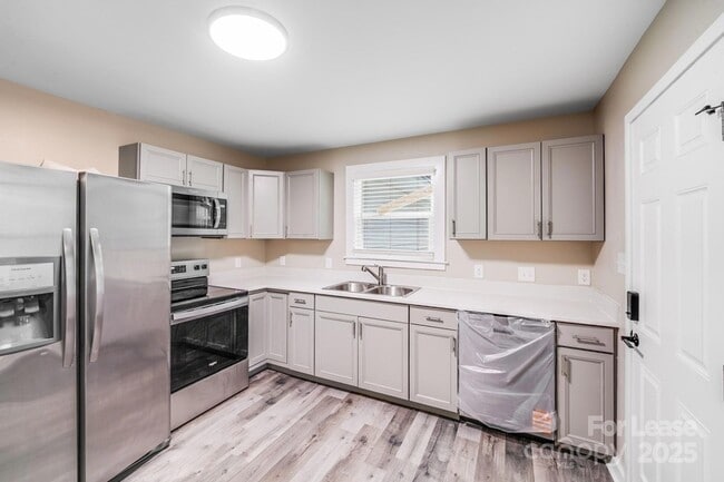 Building Photo - 2301 Shamrock Dr