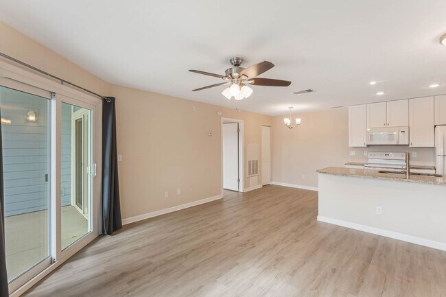 Building Photo - Beautiful LAKEFRONT Condo in Lake Mary ~ New Kitchen, New Flooring, Gated Community!