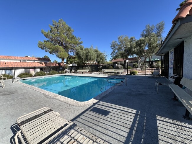 Building Photo - 1009 Willow Tree Dr