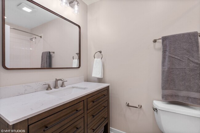 Building Photo - 1915 Farmington Ct