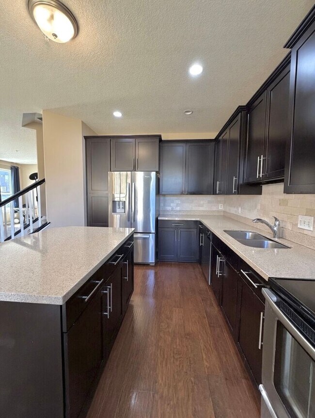 Building Photo - Rare 4 Bedroom End Unit Townhome in The Beautiful Stonemill Farms of Woodbury