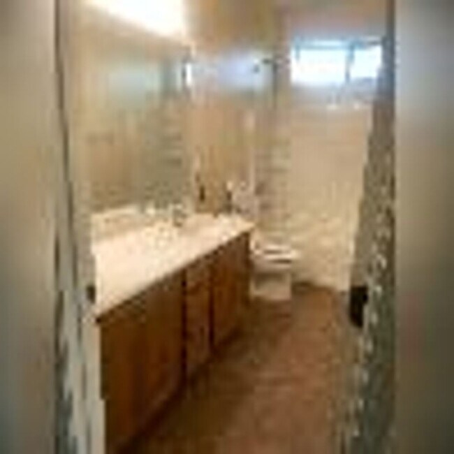 Building Photo - 4 Bedroom, 2 1/2 Bath Available Now!