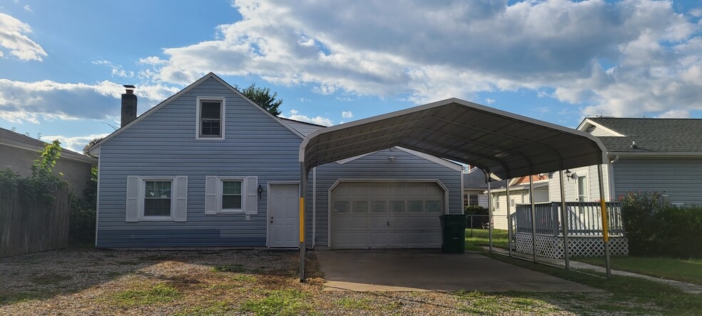 Apartment with Garage - 203 Maple Ave