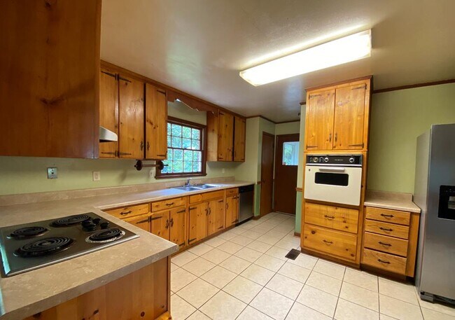 Building Photo - 140 Tuxedo Dr