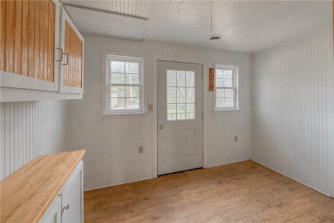 Building Photo - 937 E Main St