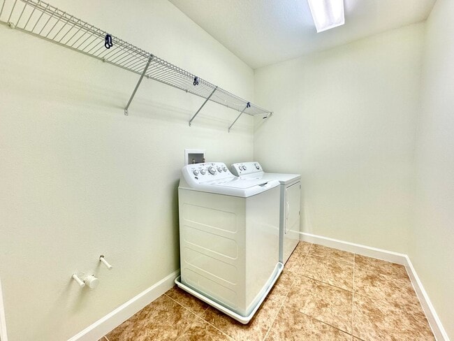 Building Photo - Upscale and modern 5bedroom/2.5bath home i...