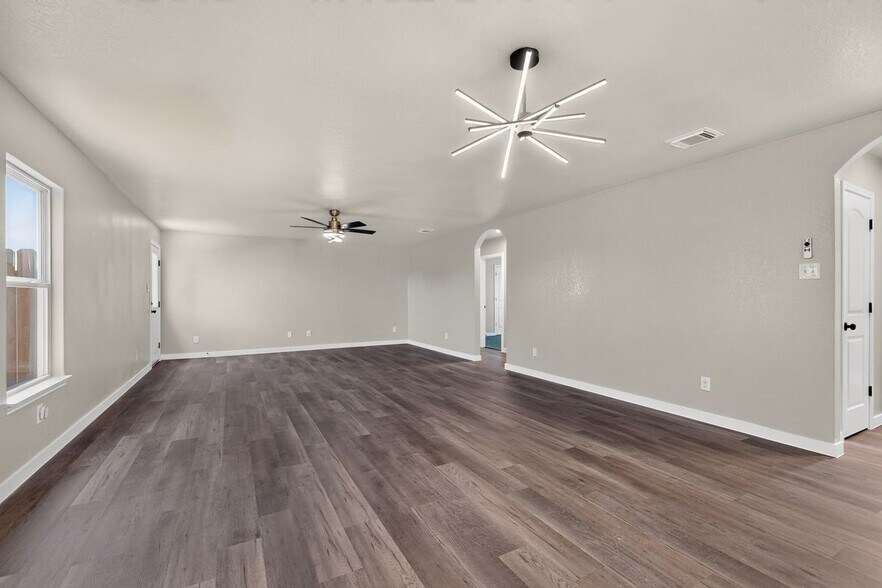 Building Photo - 15018 Silver Tree Cove
