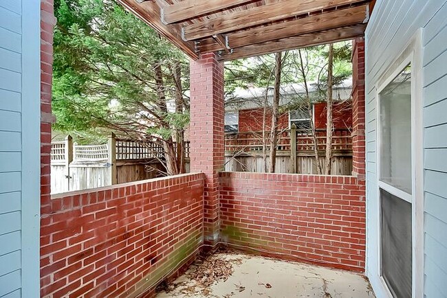 Building Photo - Stunningly Updated 2BD/2BA Ground Floor Un...