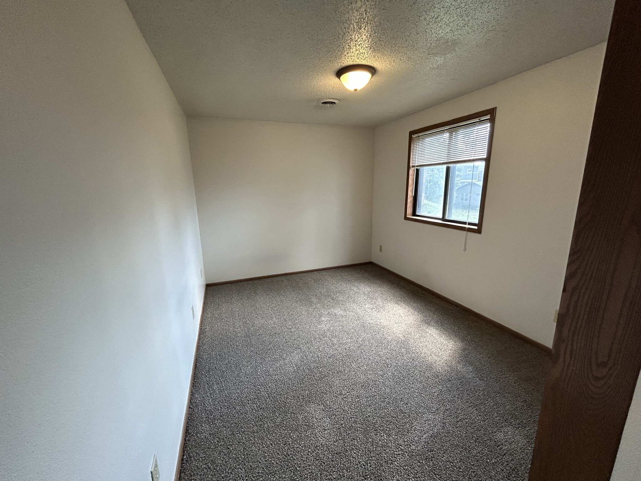 Building Photo - 418 S Van Buren St