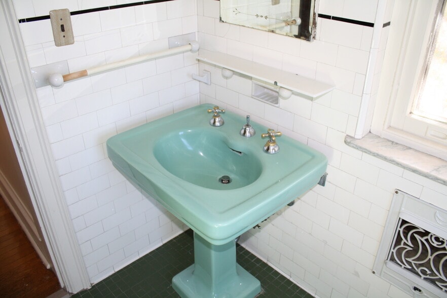 Building Photo - 362 E Main St