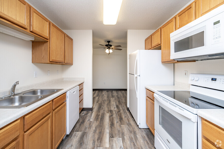 2BR, 2BA - 1,064SF - Kitchen - Kodiak Apartments