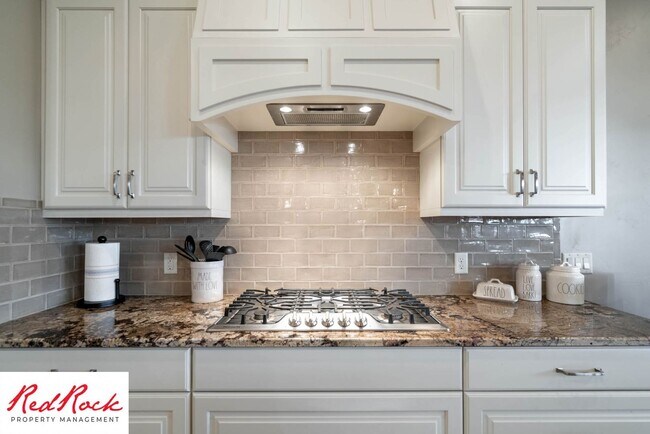 Building Photo - Stunning 3 Bedroom Fully Furnished Home. C...