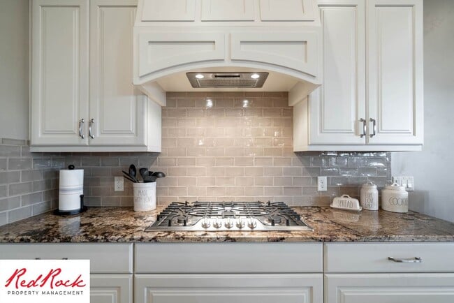 Building Photo - Stunning Fully Furnished 4 Bedroom Home. Community Pool & Mini Golf!