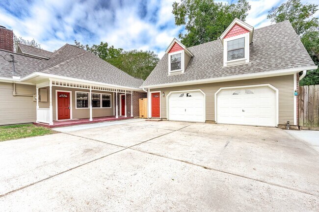 Building Photo - 2245 N Austin Ave