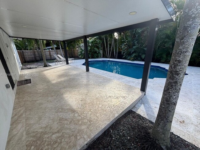 Building Photo - 2900 SW 16th St