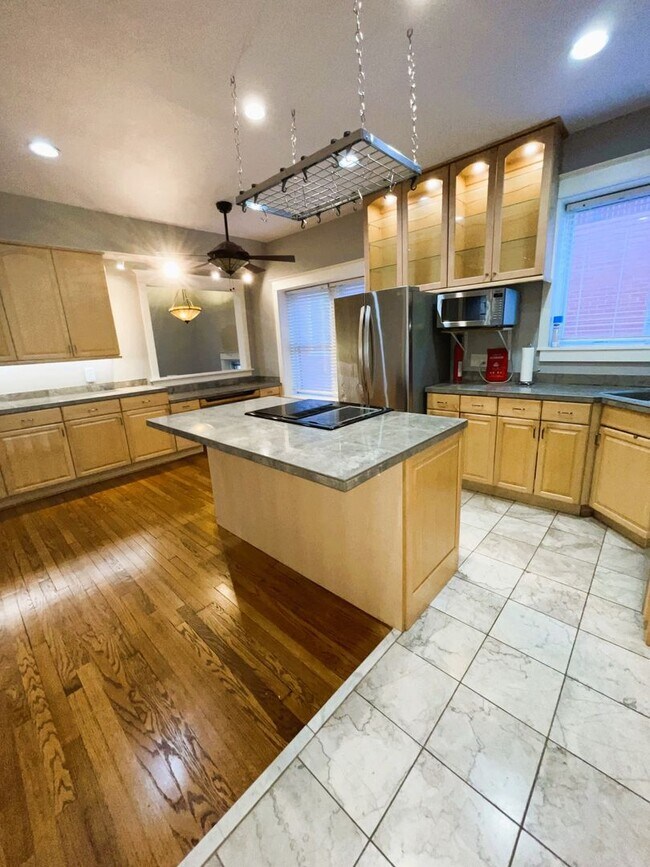 Building Photo - $2100 - AMAZING DESIGNED 2F UNIT LOCATED IN THE CWE!