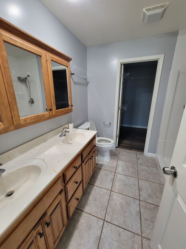 Building Photo - 5 bed/ 3 bath Single family home.