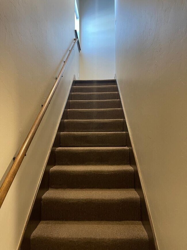 Building Photo - 2 Bed / 2 Bath Apartment with 3-Car Garage – Central Norman – Available Now!