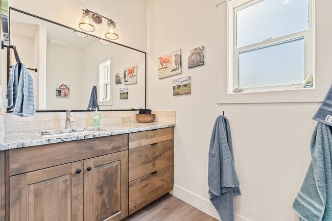 Building Photo - 303 CM Rdg Ln