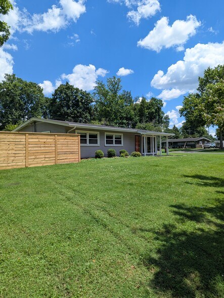 Building Photo - 1701 Brentmoor Ln