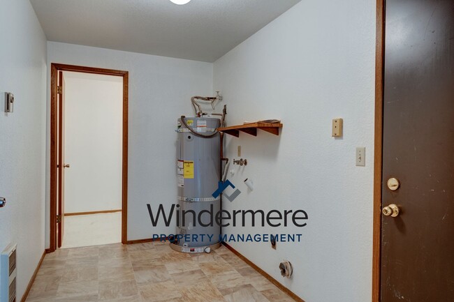 Building Photo - 4 Bedroom 2.5 Bathroom Home Close to West ...