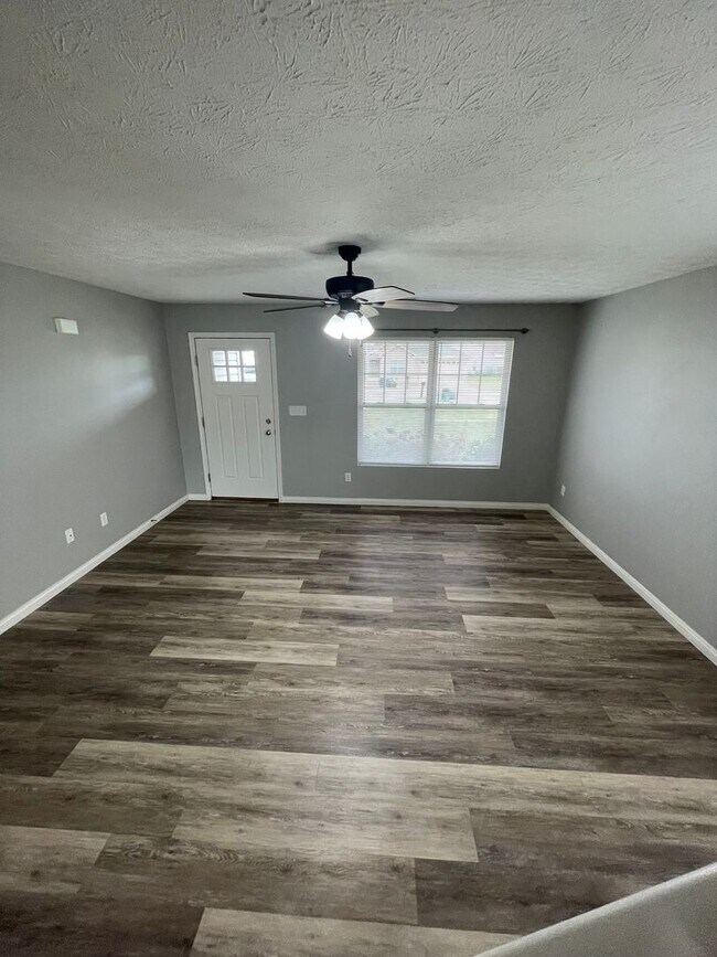 Building Photo - 3 Bedroom Single Family Home