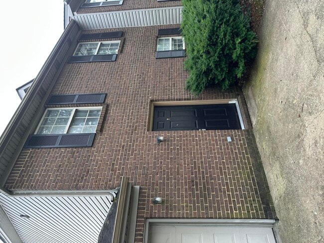 Building Photo - 205 Tanbark Dr