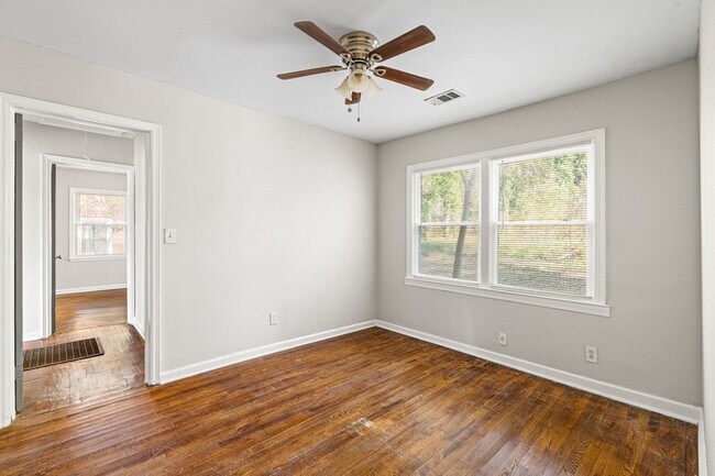 Building Photo - 1850 Hillsdale Dr