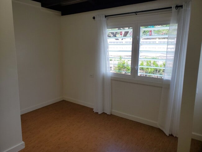 Building Photo - Spacious 2-bedroom, 1-bathroom unit with 1 covered parking stall!