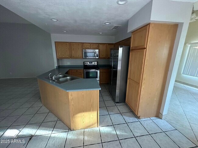 Building Photo - 4934 W Grovers Ave