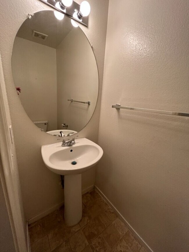 Building Photo - 3 Bed Townhome For Rent in Henderson!