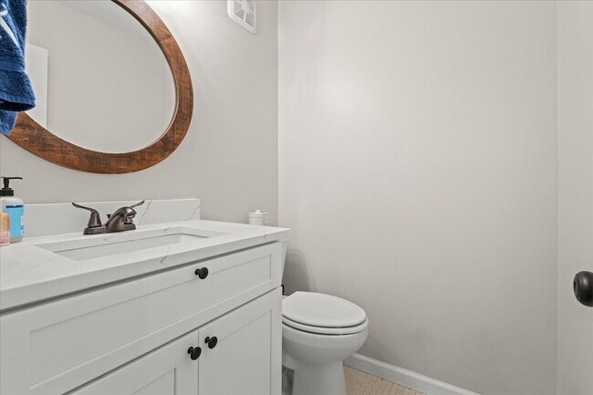 Building Photo - 541 N White St