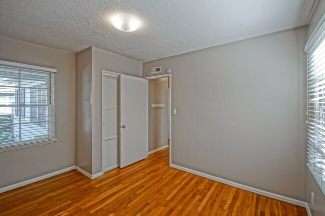 Building Photo - CHARMING, BRIGHT & AIRY HOLLYGLEN HOME W/ BEAUTIFULLY LANDSCAPED FRONT & REAR YARDS W/ PATIO BLOC...