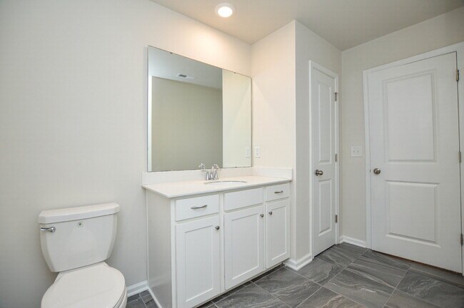 Building Photo - Easy Tega Cay Living in a Thoughtfully Updated Townhome