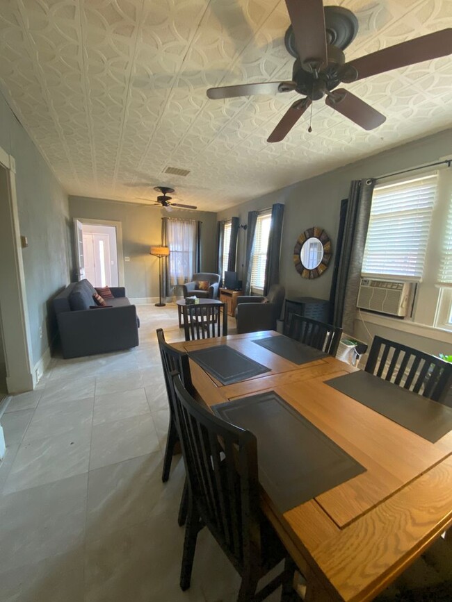 Building Photo - 3 Bedroom, 3.5 Bathroom In Downtown Perryv...