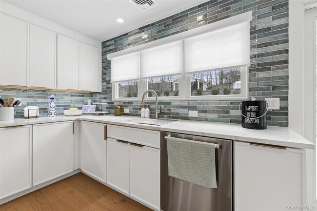 Building Photo - 6 W Landing Rd