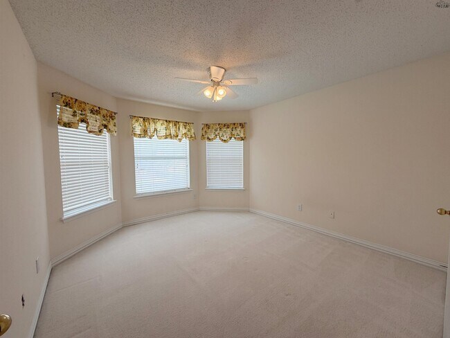 Building Photo - 4506 Hollow Ridge Dr