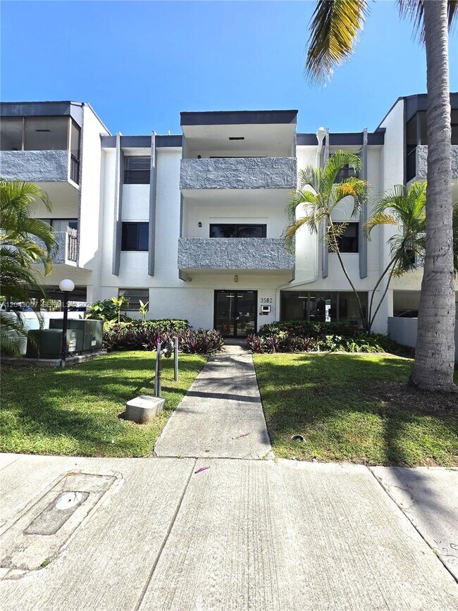 Building Photo - 3582 NE 171 St