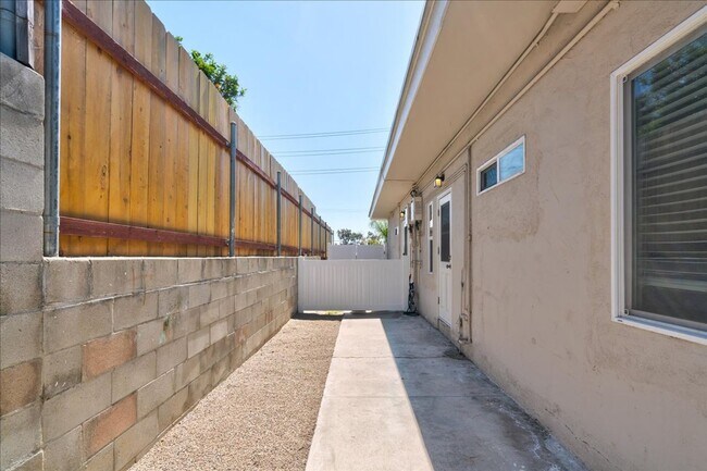 Building Photo - Golden Hill 2 Bed / 1 Bath/ 2 Parking Spac...