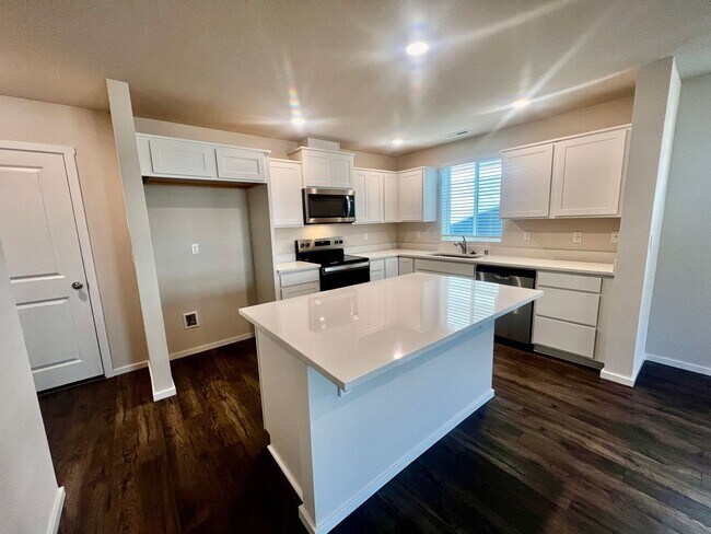 Building Photo - FREE RENT New Beauty! Location, location!!...