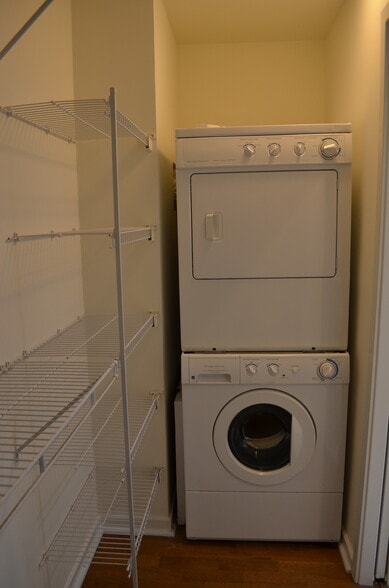 Building Photo - 2125 Southend Dr