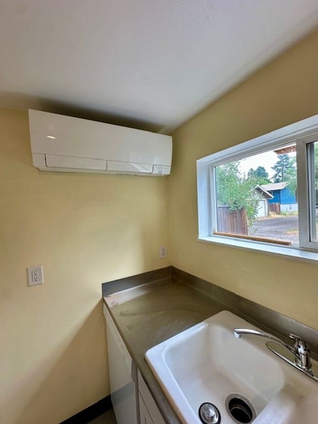Building Photo - Great one bedroom unit in mid-town!  A must see!