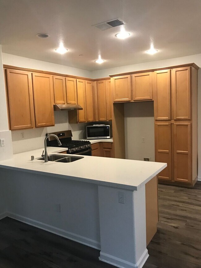 Building Photo - 4BR|2.5BA Townhome w/Garage|Yard|Water |Se...