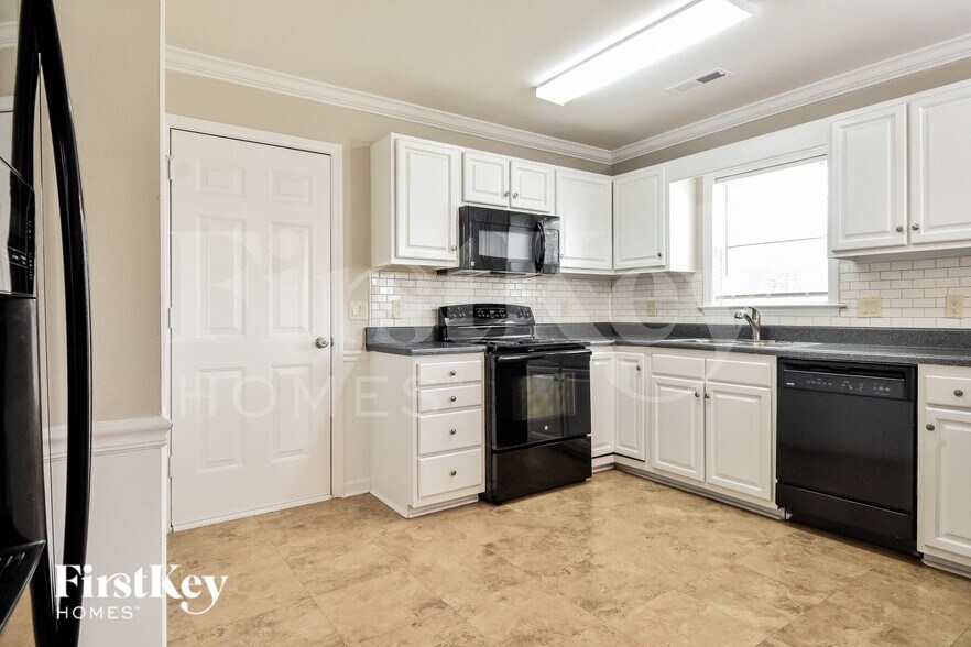 Building Photo - 6033 Old Plank Rd