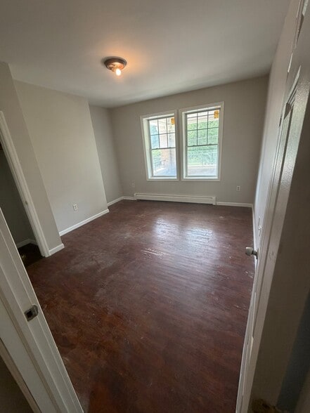 Building Photo - 270 Sigourney St