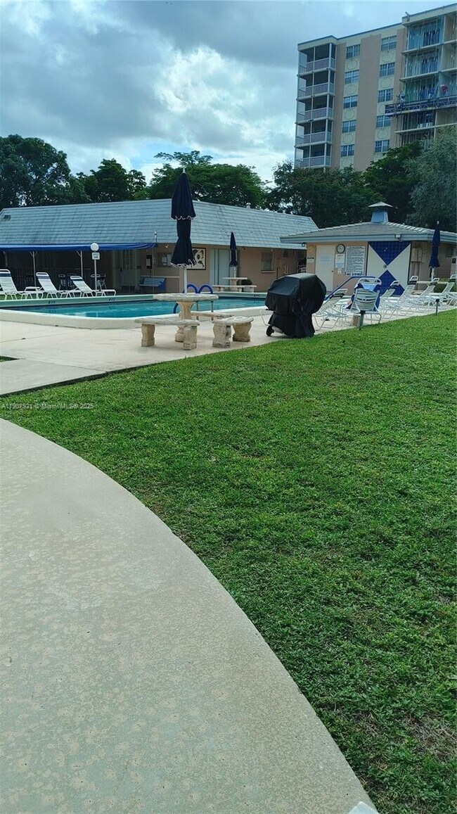 Building Photo - 3575 Brokenwoods Dr