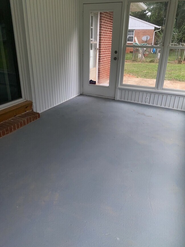 Building Photo - 3-bedroom 2 Bathroom