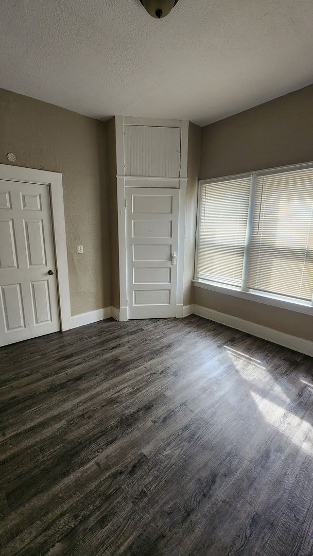 Building Photo - 2 Bed 1 Bath