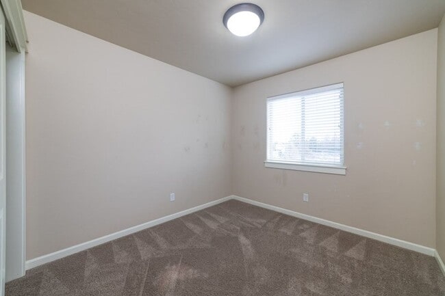 Building Photo - Beautiful unit in NE Bend!  Great location!